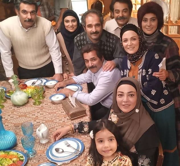 عکس آیسا نوری در کلبه ای در مه