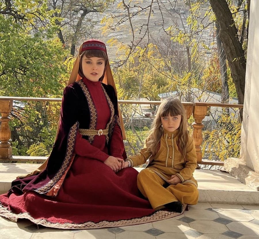 بیوگرافی آوا امیرزاده